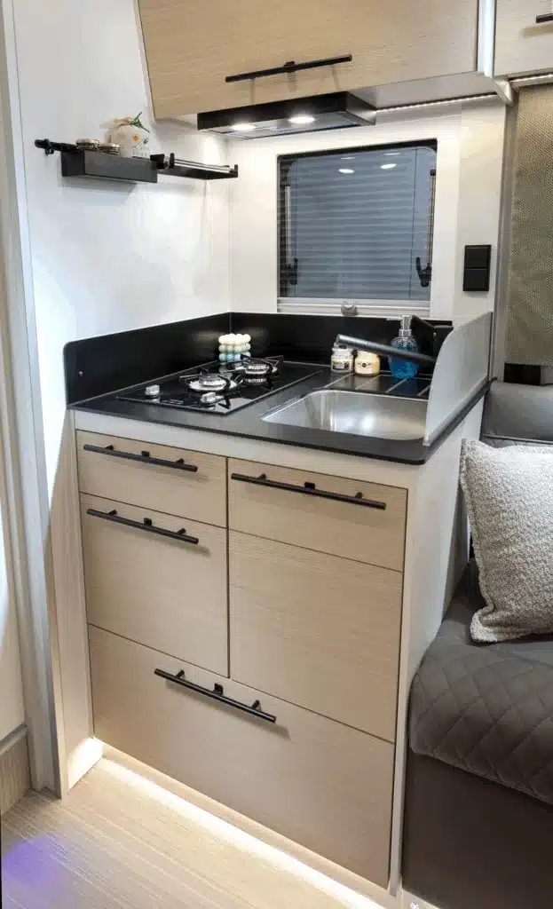 Küchenzeile mit Gasherd, Spüle und Schubladen im Exclusiv Lindau JF Campervan auf Mercedes Sprinter Basis