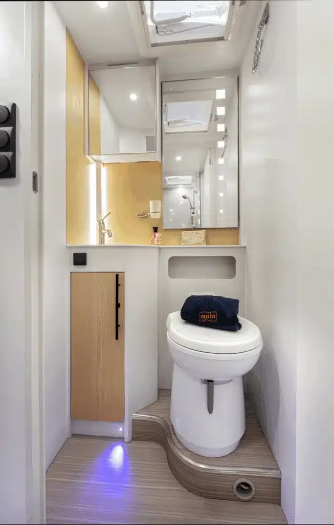 Blick in das Bad mit Toilette und Dusche im Exclusiv Lindau JF auf Mercedes Sprinter Basis