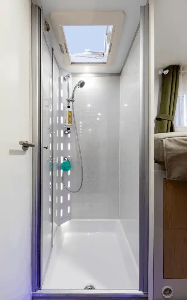 XXL-Duschwanne im Innenraum des Exclusiv Lindau JF auf Mercedes Sprinter Basis