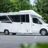Seitliche Außenansicht des FRANKIA NOCTRA Wohnmobils auf Basis Mercedes-Benz Sprinter im modernen Design.