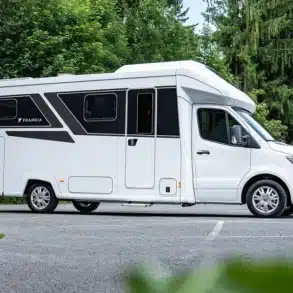 Seitliche Außenansicht des FRANKIA NOCTRA Wohnmobils auf Basis Mercedes-Benz Sprinter im modernen Design.