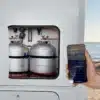 Zwei Alugas-Gasflaschen im Wohnmobil-Gaskasten, Füllstand wird auf dem Handy per App angezeigt
