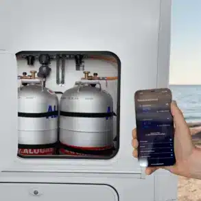 Zwei Alugas-Gasflaschen im Wohnmobil-Gaskasten, Füllstand wird auf dem Handy per App angezeigt