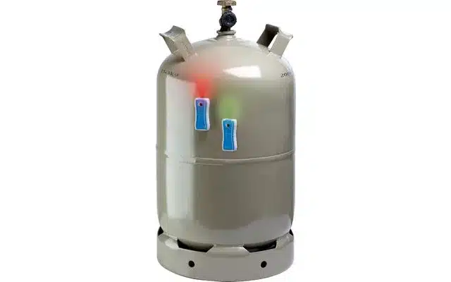 Große graue Propan-Gasflasche mit Füllstandsanzeige zur Verwendung im Wohnmobil oder Camper.