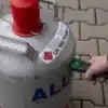 Hand hält Berger CH410 Gascontrol an eine Propan-Gasflasche zur Füllstandsmessung