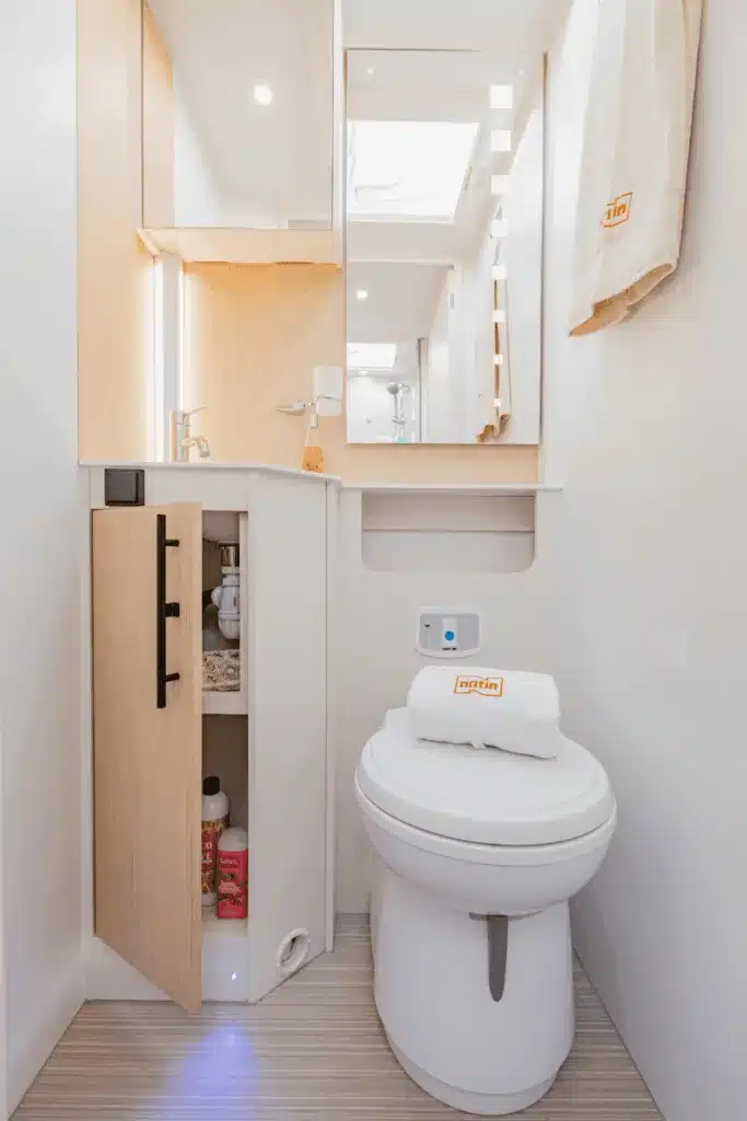 Badezimmer mit Toilette, Spiegel und Stauraum im I.Progress Rubi CF Reisemobil