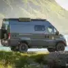 Iveco Durmitor 4x4 Expeditionsfahrzeug geparkt am Wasser mit Bergen im Hintergrund