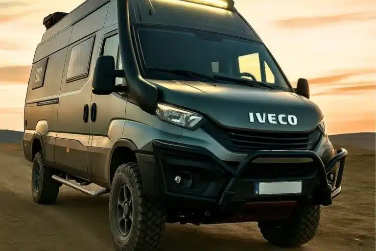 Der Iveco Durmitor 4x4 steht auf einer Piste im Sonnenuntergang und zeigt seine Offroad-Ausstattung.