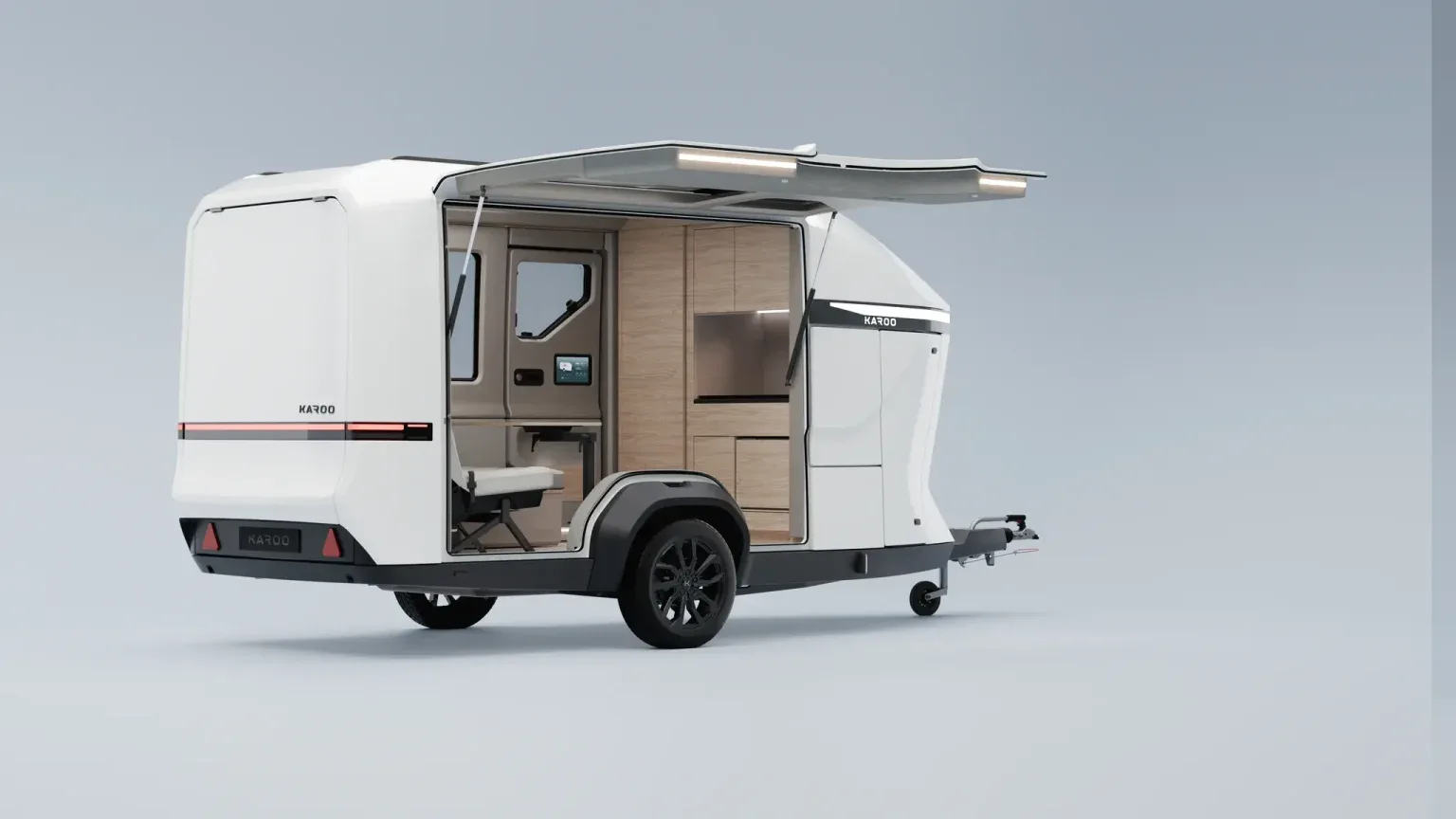 Leichter Karoo Camper Mikro-Wohnwagen mit geöffneter Tür, Markise und sichtbarem Küchenbereich