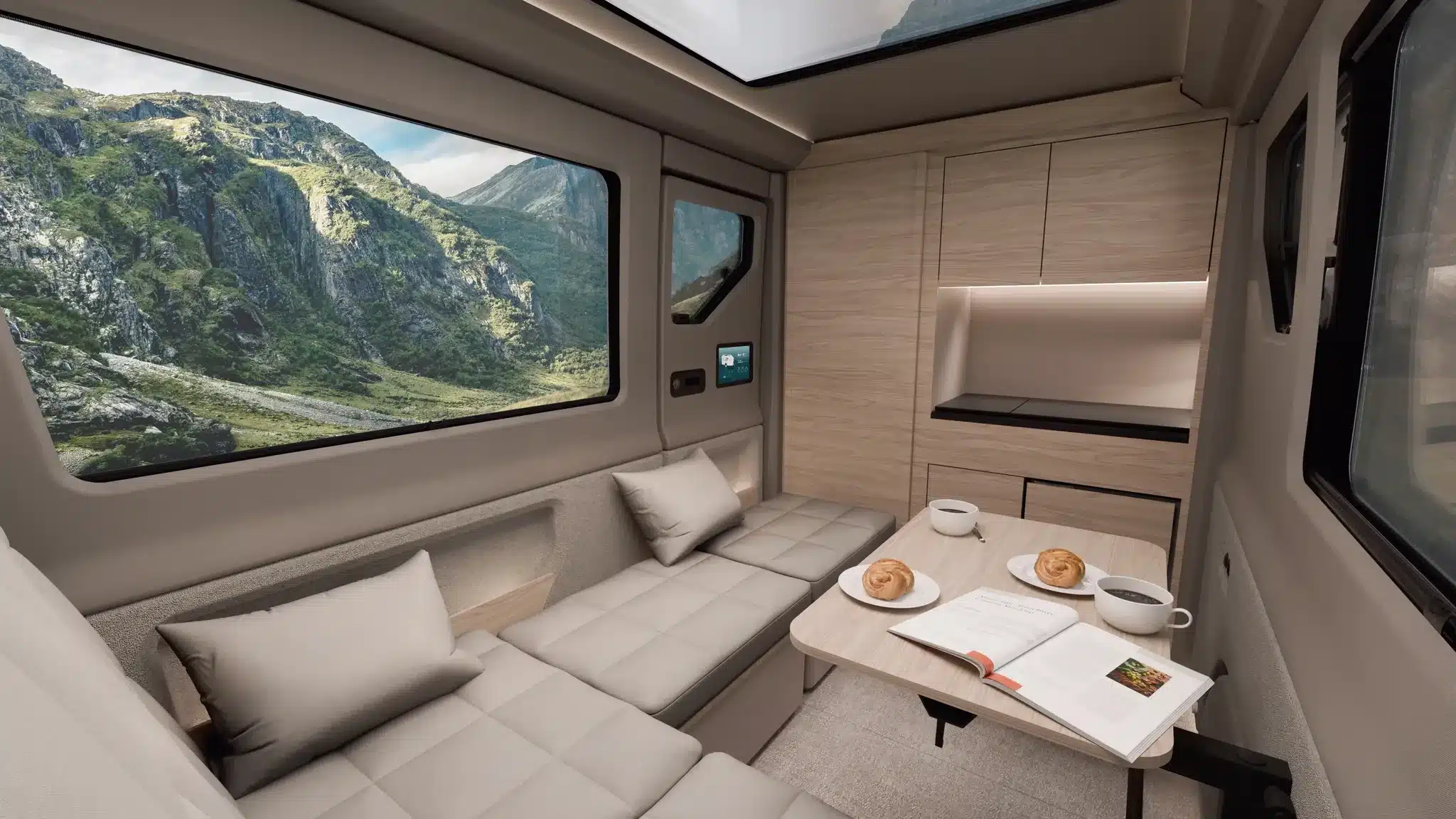 Moderner, lichtdurchfluteter Innenraum eines kompakten Wohnwagens mit Sitzgelegenheit, Tisch und Stauraumlösungen