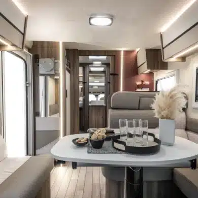 Innenansicht des Wohnraums im Reisemobil Kronos 266 TL Spring Edition mit Sitzgruppe und Esstisch