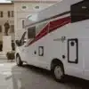 Wohnmobil Kronos Fit 281 von Roller Team auf einem Platz in einer italienischen Altstadt.