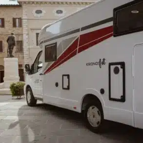 Wohnmobil Kronos Fit 281 von Roller Team auf einem Platz in einer italienischen Altstadt.