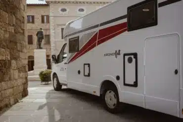 Wohnmobil Kronos Fit 281 von Roller Team auf einem Platz in einer italienischen Altstadt.
