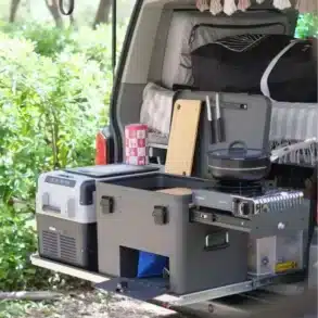 Layzee Box Classic als mobile Campingküche im Van, mit Auszug und Kochstelle für Outdoor-Kochen.