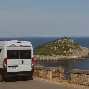 Wohnmobil Livingstone 2 Power Edition fährt auf Küstenstraße am Meer entlang