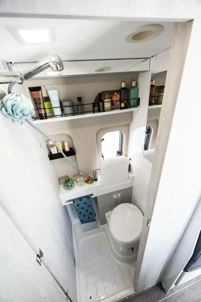 Badezimmer mit Toilette, Dusche und Ablagefächern im Wohnmobil Livingstone K2 GO