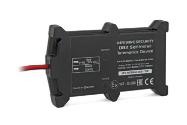 Rechteckiger, schwarzer GPS Lokator DB2 mit Anschlusskabeln, Rückseite mit technischen Beschriftungen.
