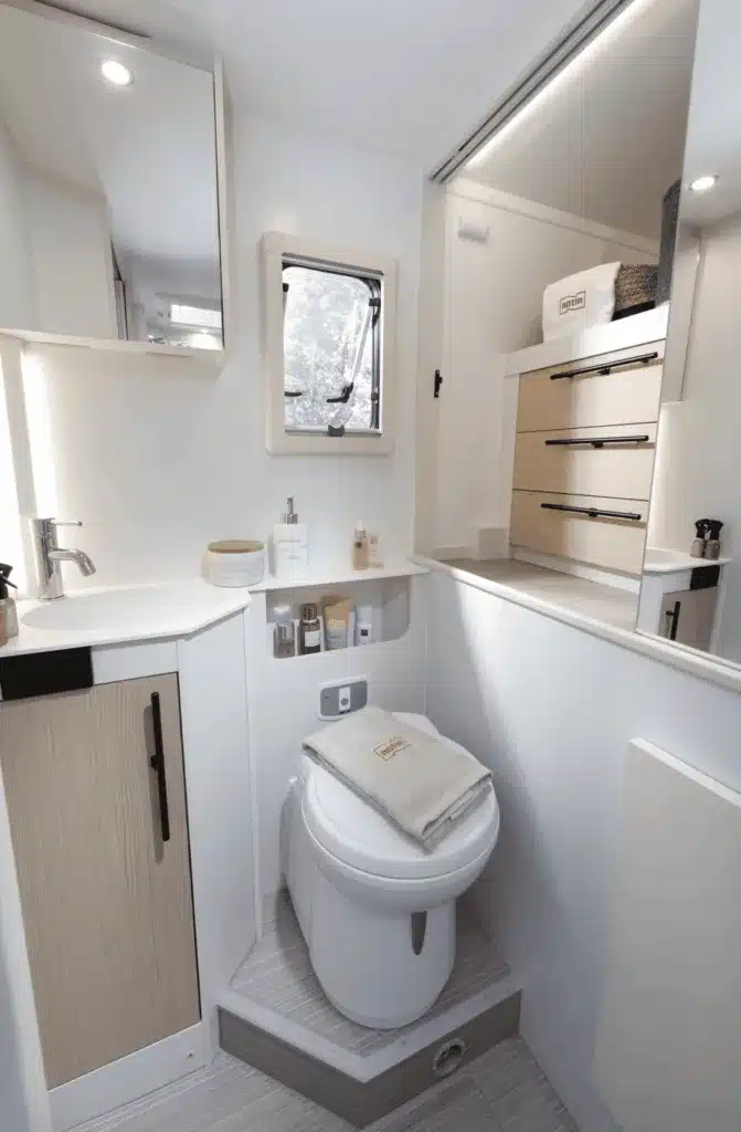 Helles, großzügiges Bad mit Toilette und viel Stauraum im Notin Exclusiv Bruges Luxus-Reisemobil