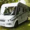 Seitenansicht eines Notin Lorca JF Wohnmobils im Grünen, Modell ab 2019, Vollintegrierter Typ