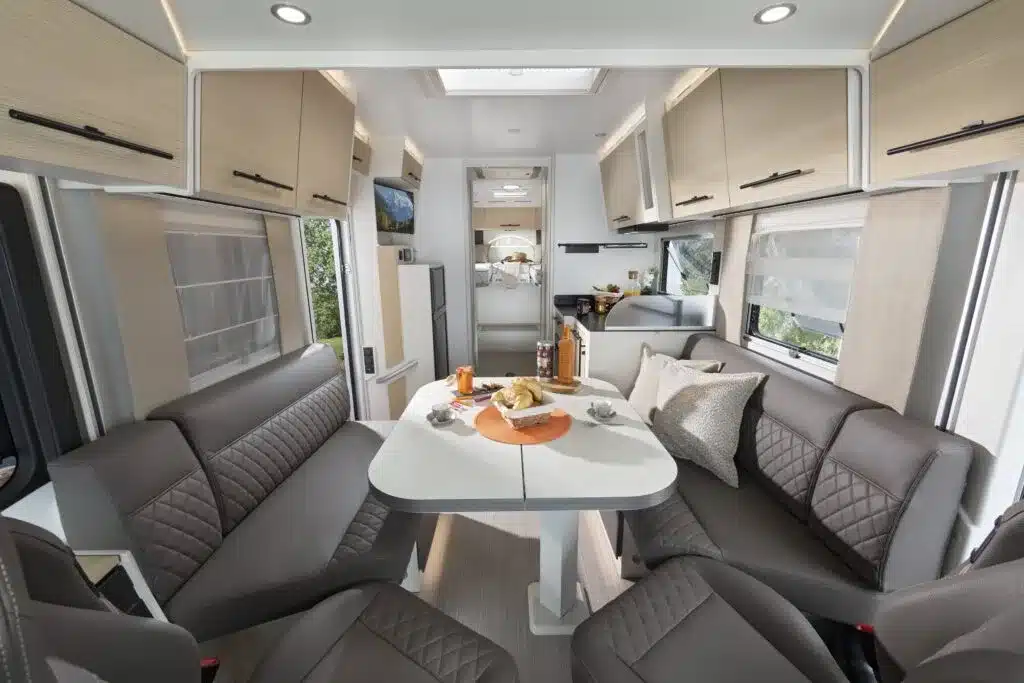 Innenraum des Notin Lorca JF mit Face-to-Face-Sitzgruppe und Esstisch, modernes Reisemobil-Design