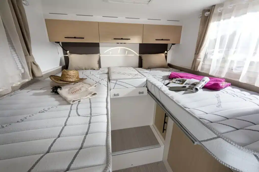 Innenraumansicht des Notin Lorca JF mit festem Doppelbett und Schränken im Heckbereich.