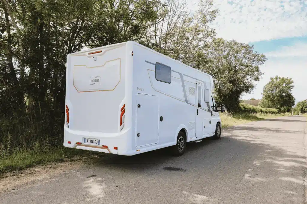 Notin Sevilla JF Reisemobil von hinten und der Seite auf einer Landstraße geparkt