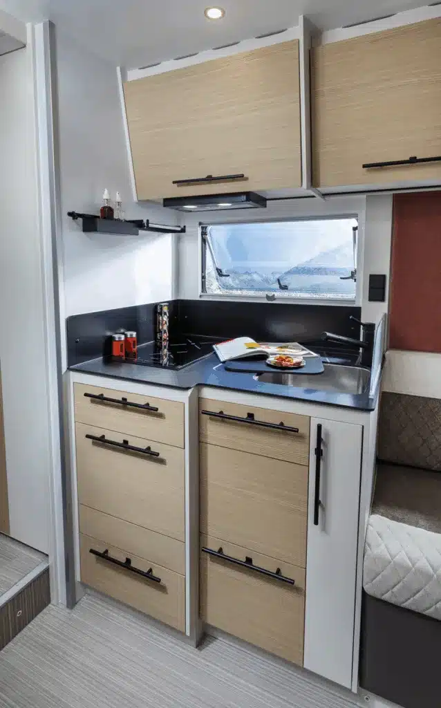 Küchenbereich im Notin Sevilla JF Reisemobil mit Schränken, Spüle und Fenster
