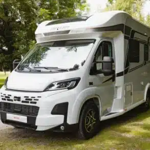 Notin Vera Campingfahrzeug auf einer Wiese, Außensicht auf das teilintegrierte Reisemobil.