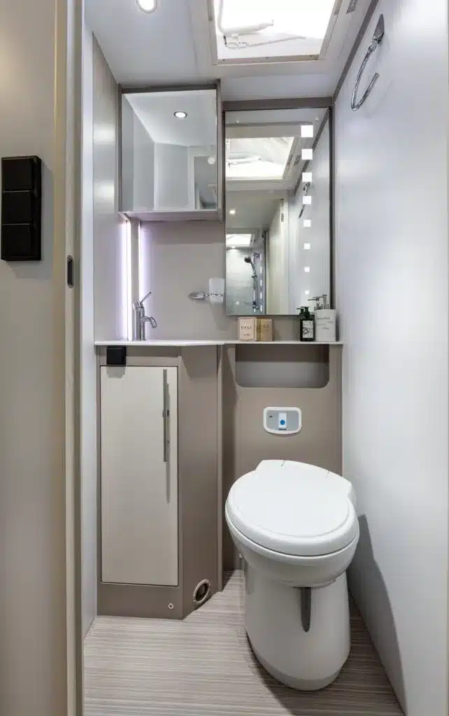 Innenansicht des Badezimmers im Notin Vitoria Reisemobil mit Toilette, Waschbecken und Spiegel