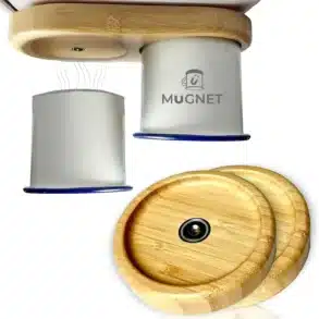 Magnetischer Tassenhalter aus Holz mit befestigten Emaille-Tassen unter einem Regalbrett