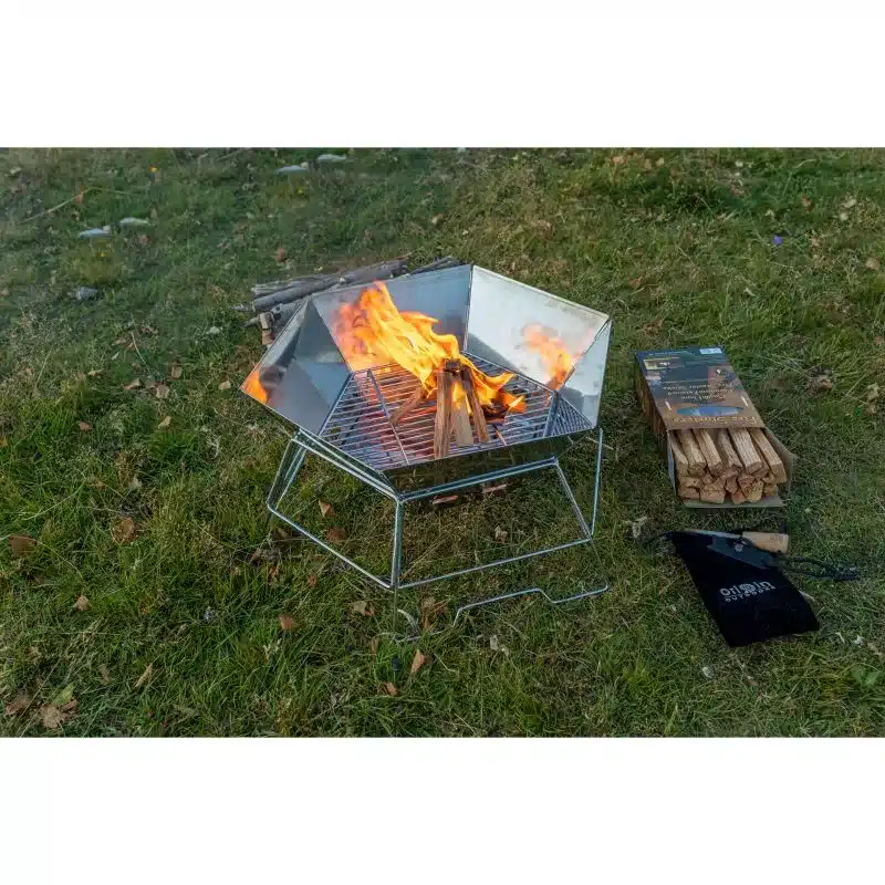 Origin Outdoors Hexagon Grill- und Feuerschale mit Feuer in Outdoor-Umgebung