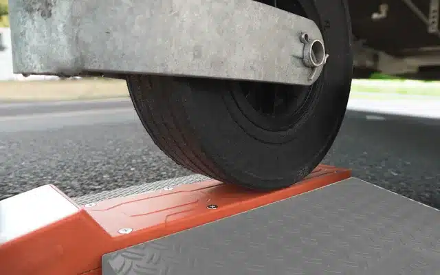 Wohnmobilreifen rollt auf eine Berger Rampe mit integrierter Fahrzeugwaage