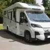 Außenansicht des teilintegrierten Progress Almeria CF Reisemobils auf einem Parkplatz.