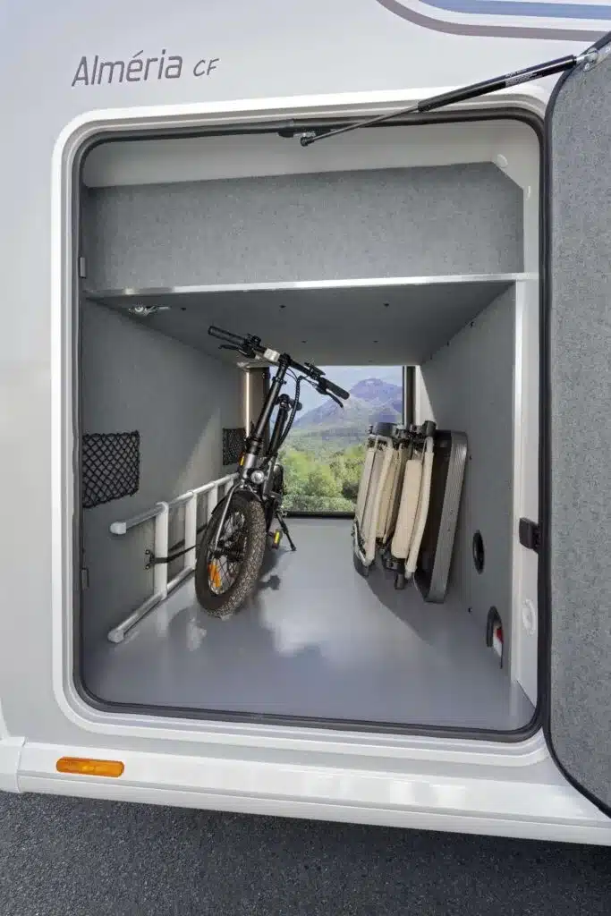Geöffnete XXL-Heckgarage eines Progress Almeria CF mit Fahrrad und Klappstühlen im Stauraum