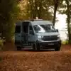 Renault Master VANtastic Kastenwagen als Camper auf einem herbstlichen Waldweg