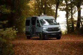 Renault Master VANtastic Kastenwagen als Camper auf einem herbstlichen Waldweg