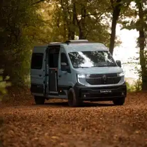 Renault Master VANtastic Kastenwagen als Camper auf einem herbstlichen Waldweg