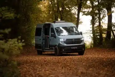 Renault Master VANtastic Kastenwagen als Camper auf einem herbstlichen Waldweg