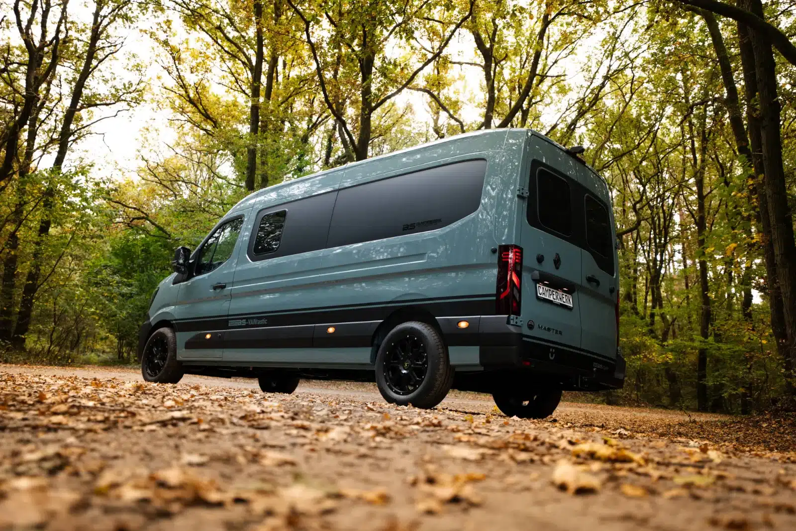 Renault Master VANtastic Campervan parkt im herbstlichen Wald auf einem Weg