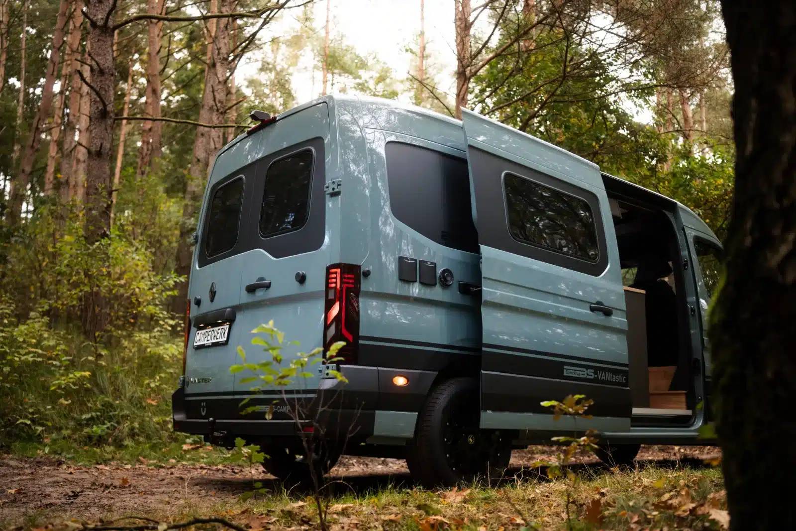 Außenansicht Renault Master VANtastic, geöffnet, im Wald, Abenteuercamping.