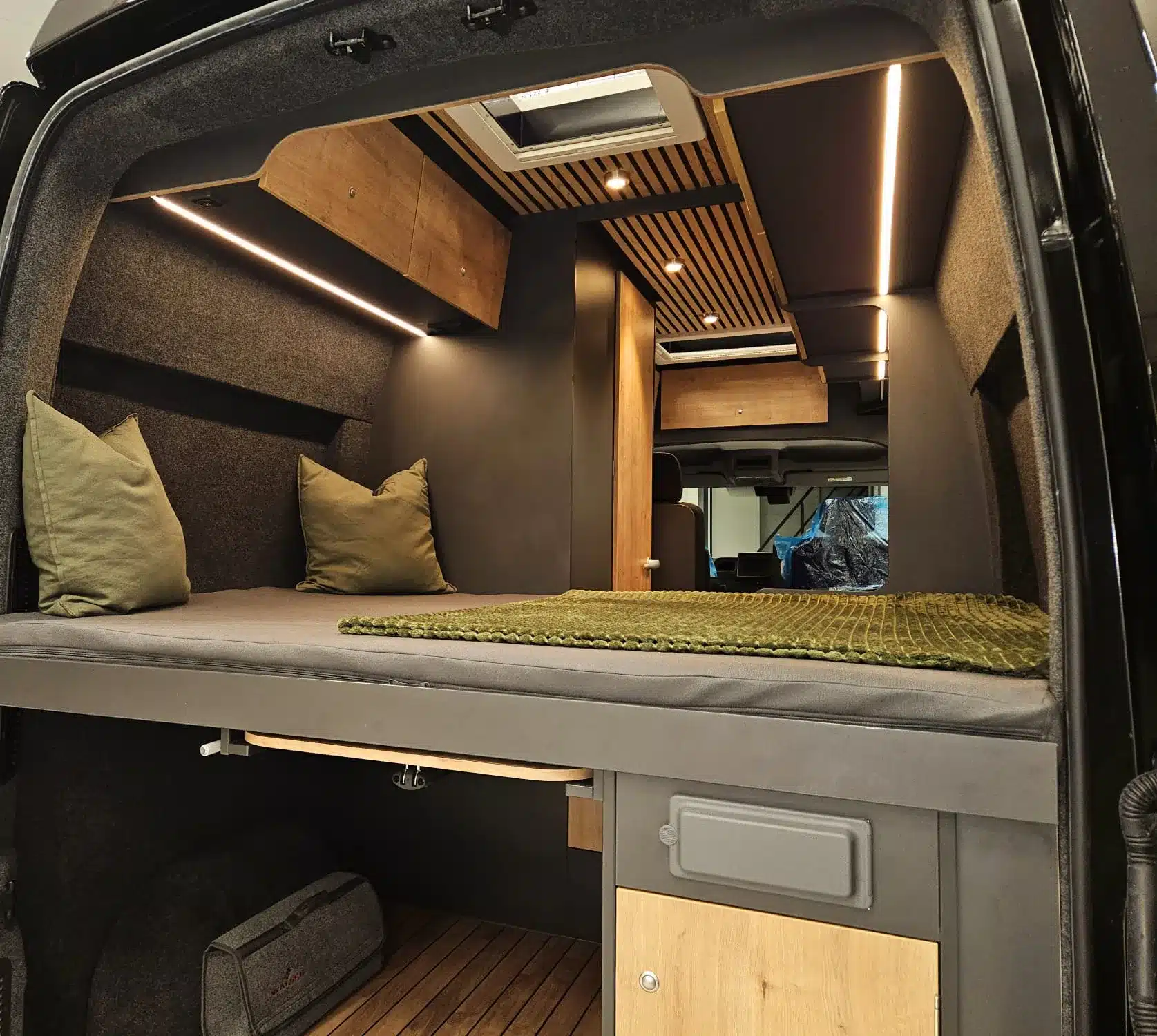 Schlafbereich mit Querbett und Stauraum im Renault Master VANtastic Kastenwagen