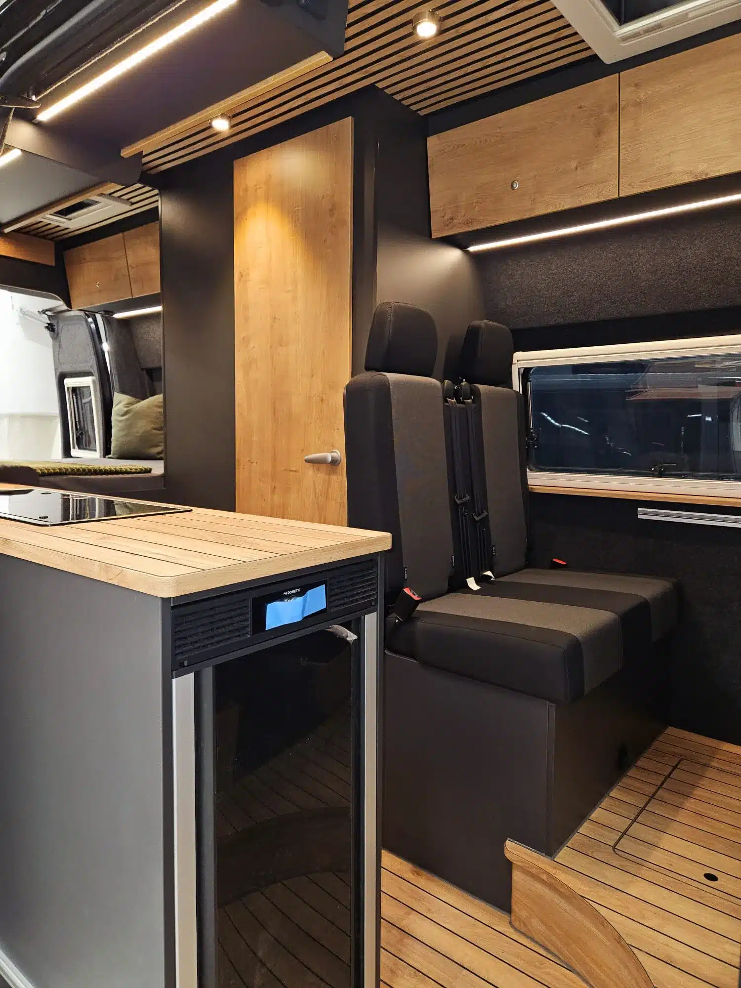 Moderner Innenraum des Renault Master VANtastic mit Küchenblock, Sitzbank und Staufächern