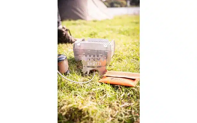 SKOTTI Faltbarer Campinkocher Booster aus Edelstahl mit Gaskartusche und Tasche bei Camping im Freien.