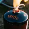 Skotti Schraubkartusche Gas Propan-Butan-Gemisch 500 g mit aufgeschraubtem Ventil im Outdoor-Einsatz