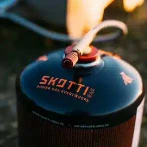 Skotti Schraubkartusche Gas Propan-Butan-Gemisch 500 g mit aufgeschraubtem Ventil im Outdoor-Einsatz