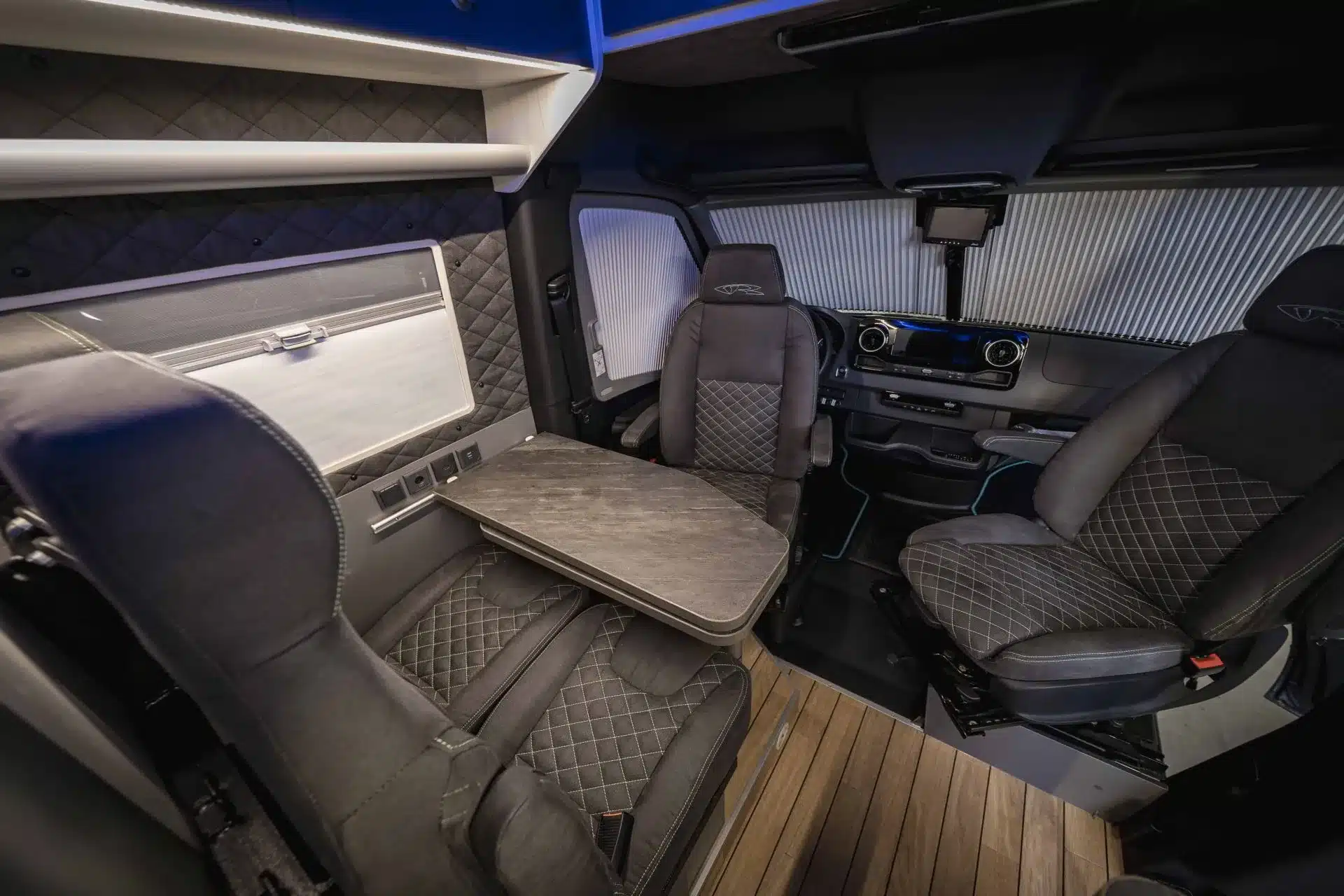 Innenansicht eines VR Motorhomes Mercedes-Benz Sprinter 6,0 m mit Sitzgruppe und Tisch