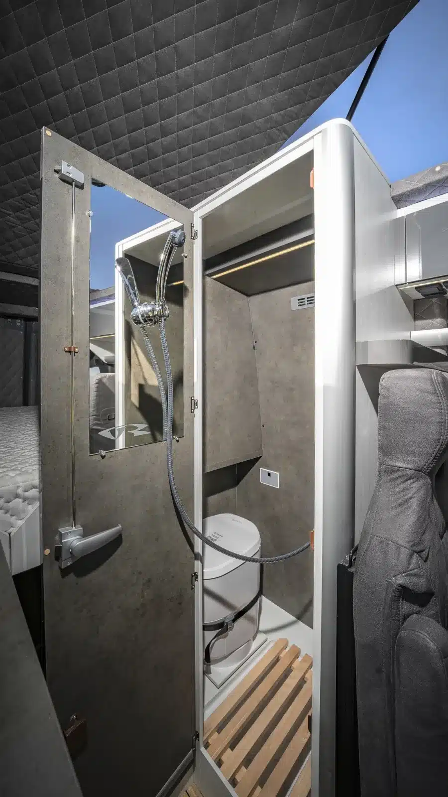 Sprinter 7 m Campervan Nasszelle mit Dusche und Toilette