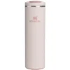 Stanley Aerolight Transit Flip Top Mug in Rose Quartz steht auf weißem Hintergrund