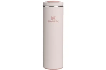Stanley Aerolight Transit Flip Top Mug in Rose Quartz steht auf weißem Hintergrund